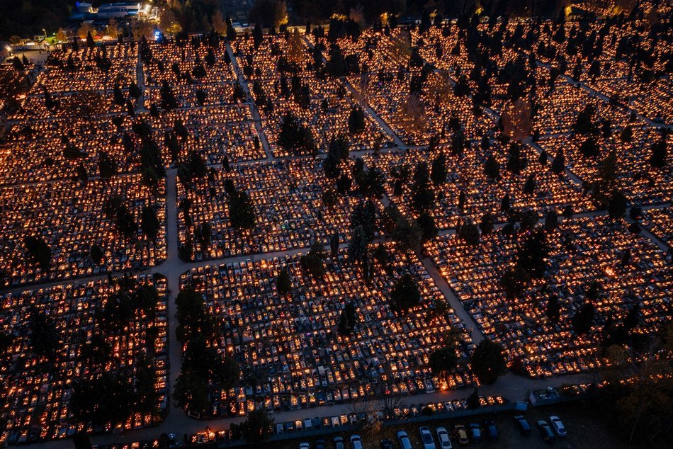 Cmentarz Szczecińska w Łodzi wygląda magicznie. Wybierz się na spacer w zaduszki