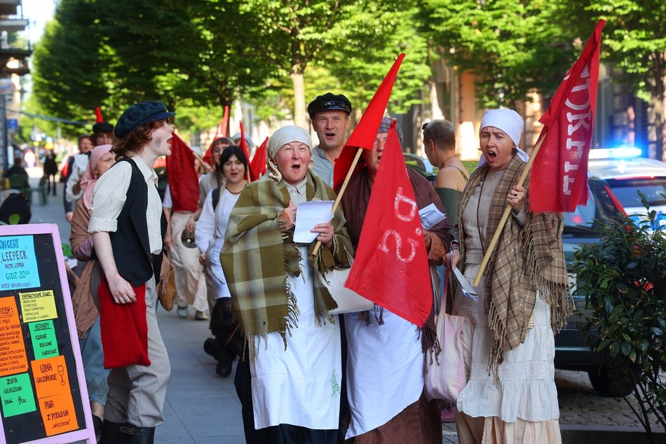Marsz robotników podczas festiwalu REwolucja w Łodzi. Inscenizacja aktorów Teatru Chorea