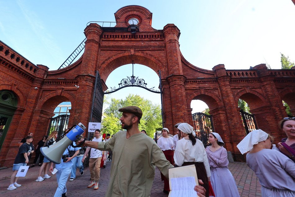 Marsz robotników podczas festiwalu REwolucja w Łodzi. Inscenizacja aktorów Teatru Chorea