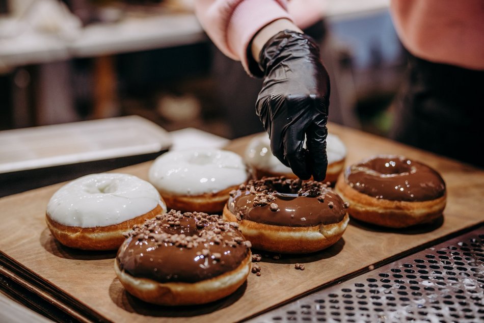 Łódź. Tłusty czwartek w Łodzi od kulis. Tak smaży się 5 tys. pączków w Gorącej Pączkarni!