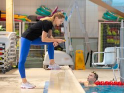 Łódź. Instruktorka pływania i uczeń