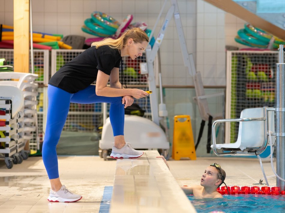 Łódź. Instruktorka pływania i uczeń