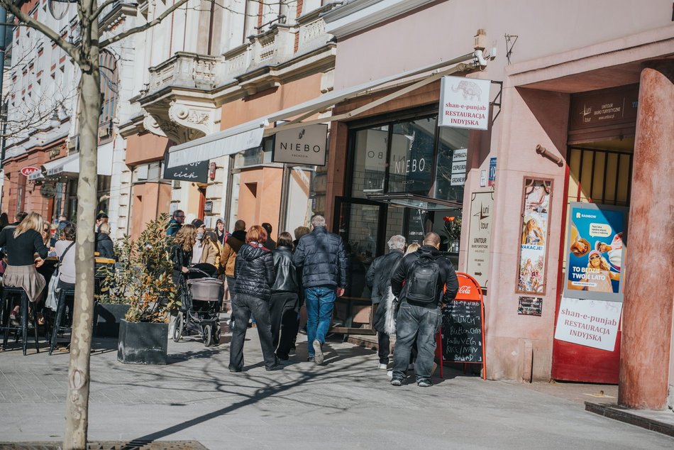 Łódź. Łódź nie tęskni za zimą! Tłumy Łodzian spacerowały po Piotrkowskiej i Parku Staromiejskim