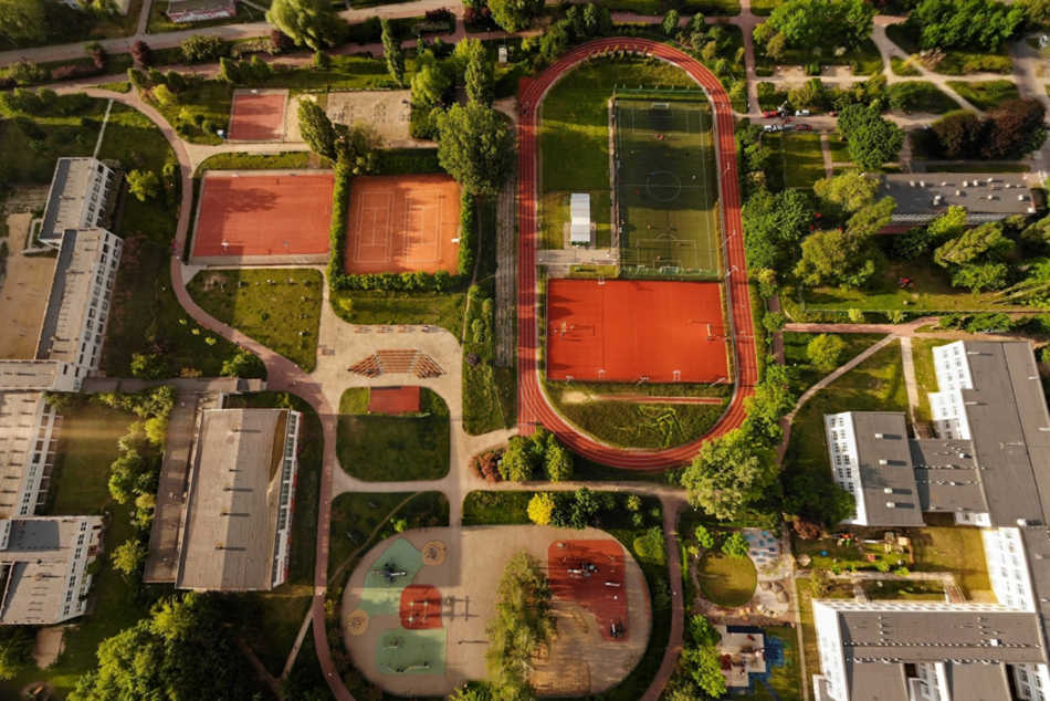 Łódź. Sportowe atrakcje przy szkołach w Łodzi. Pływalnie, Orliki i ściany wspinaczkowe dostępne dla Łodzian