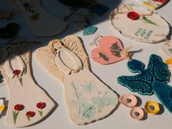 Łódź. Targ Staroci na Księżym Młynie w Łodzi. Unikatowe przedmioty, ceramika, biżuteria i tłumy łodzian