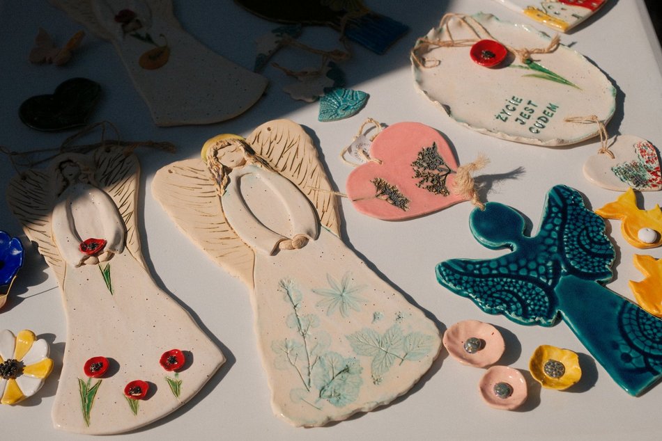 Łódź. Targ Staroci na Księżym Młynie w Łodzi. Unikatowe przedmioty, ceramika, biżuteria i tłumy łodzian