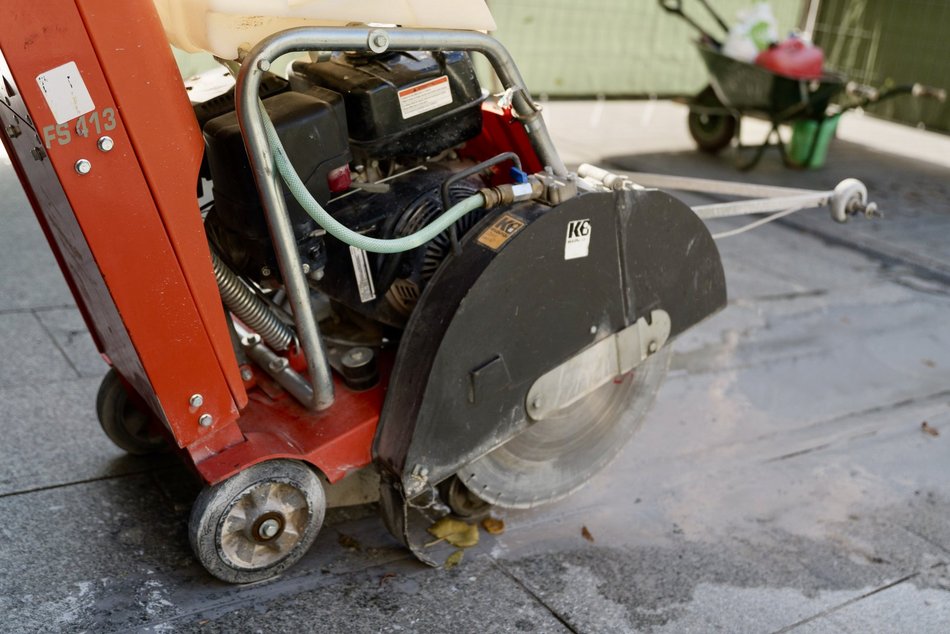 Nowe drzewa na Piotrkowskiej w Łodzi od placu Wolności