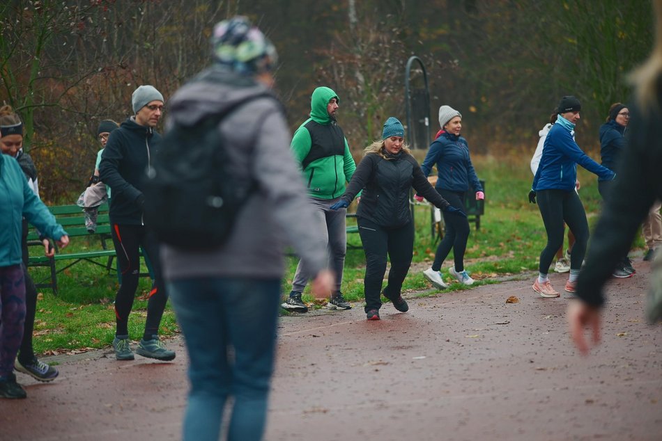 Łódź. Slow jogging w parku Julianowskim. Biegaczom z Łodzi niestraszna jesienna aura
