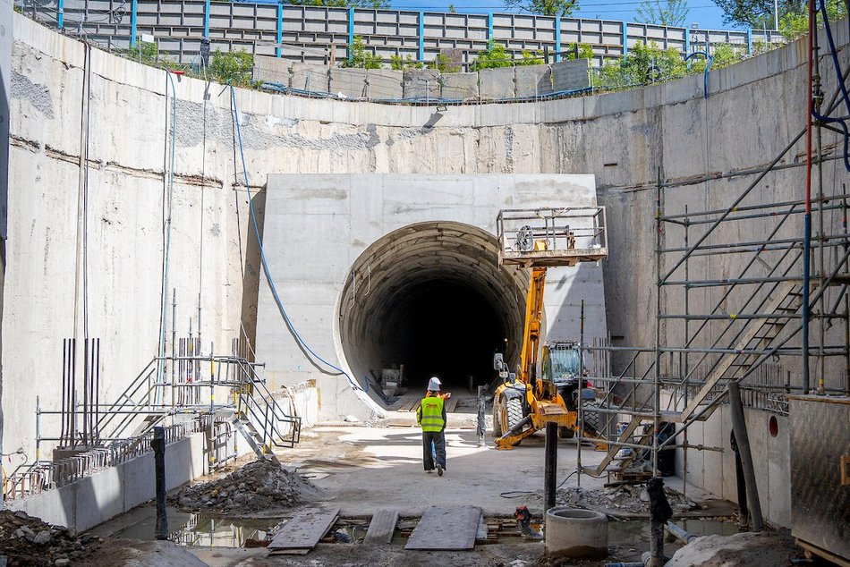 Łódź. Tunel pod Łodzią. Na stacji Łódź Koziny powstają już perony i stropy przystanku