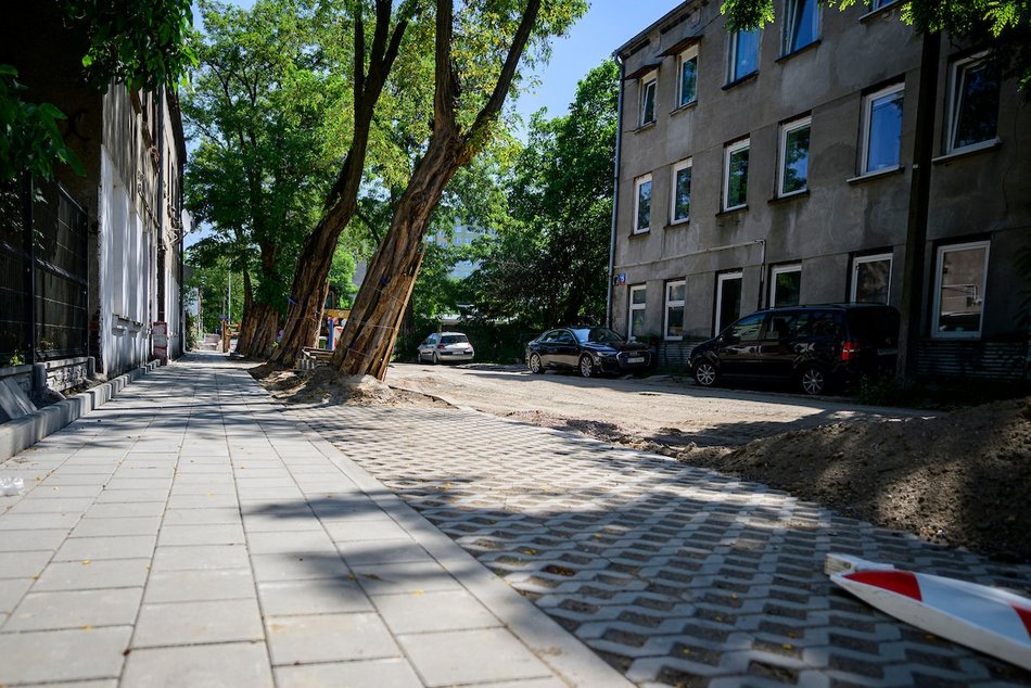 Łódź. Remont Odyńca w Łodzi nie zwalnia tempa. Powstają nowe chodniki oraz nawierzchnia