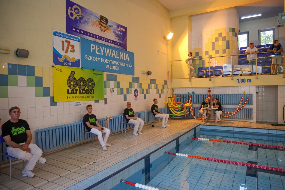 Zawody pływackie zorganizowane przez Międzyszkolny Klub Sportowy „Trójka”