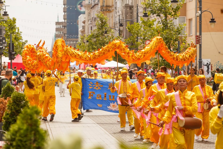 Chińska parada Falun Dafa na ul. Piotrkowskiej