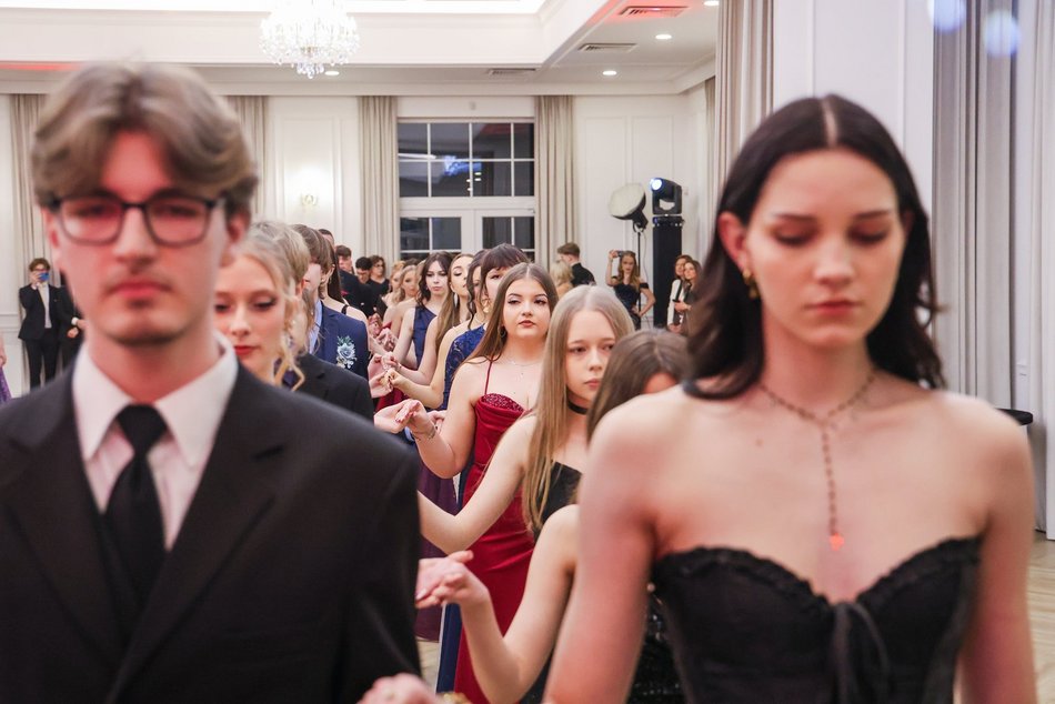 Łódź. Studniówka II LO w Łodzi. Wspaniali maturzyści świętowali w Pałacu Skotniki