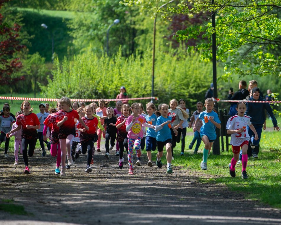 Łódź. XVII Bieg Olimpijczyków w parku Baden-Powella. Rywalizowali uczniowie szkół w Łodzi