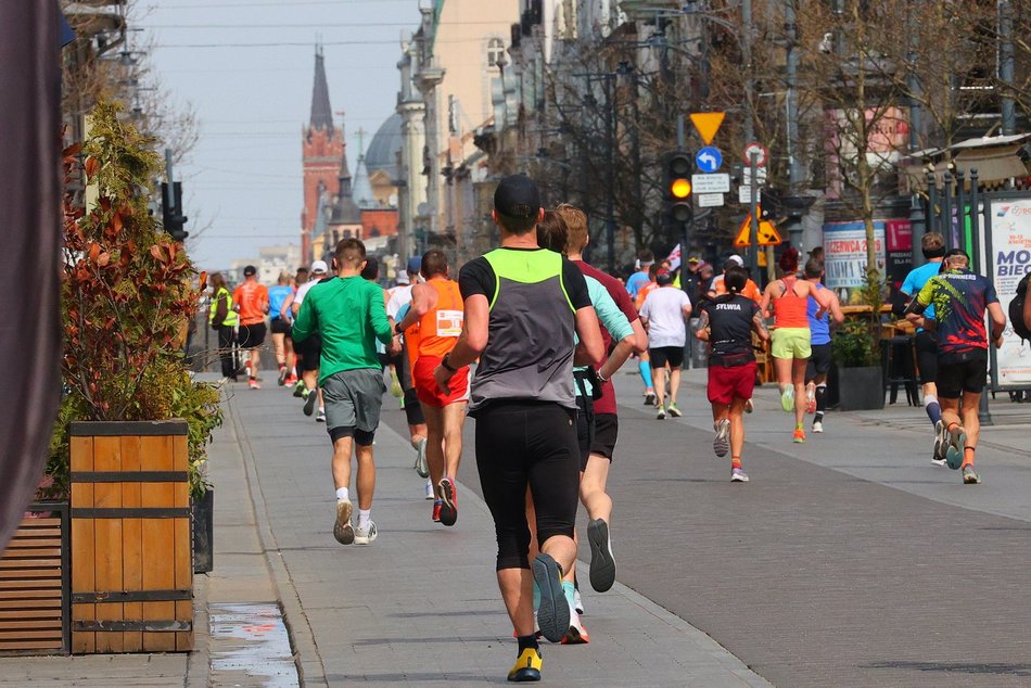 Łódź. DOZ Maraton Łódź 2026. Brałeś udział w biegu? Odszukaj się w galerii i zapisz na pamiątkę!