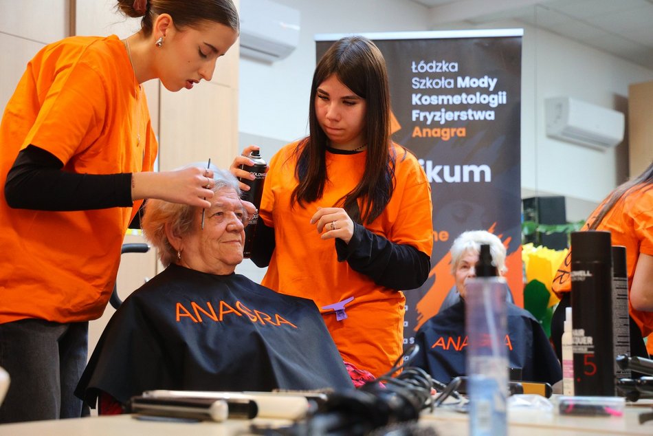 Łódź. Wiosenny Dzień Piękności dla seniorek z Łodzi. Urządzili go uczniowie Łódzkiej Szkoły Mody