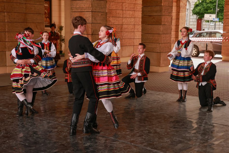 Łódź. Łodzianie uczcili je tańcem przy pomniku pisarza