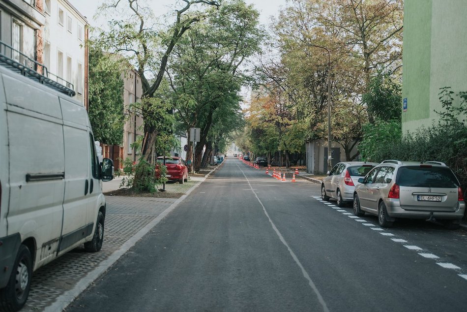 Łódź. Remont Odyńca w Łodzi na finiszu. Nowa jezdnia, chodniki i miejsca parkingowe