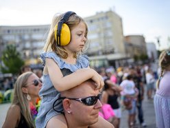 Łódź. Parada Wolności 2025 w Łodzi rozpoczęta. Wielkie tłumy już na samym początku imprezy!