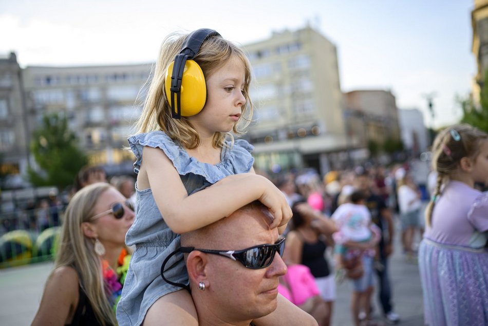 Łódź. Parada Wolności 2025 w Łodzi rozpoczęta. Wielkie tłumy już na samym początku imprezy!