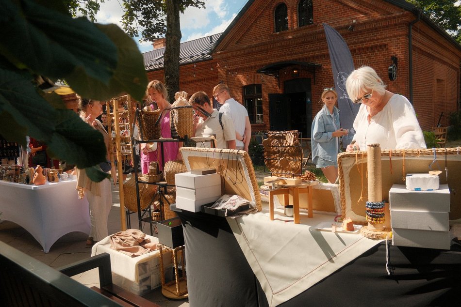 Łódź. Targ Staroci na Księżym Młynie w Łodzi. Rękodzieła, unikatowe rzeczy i domowe przysmaki