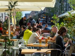 Łódź. Tłumy łodzian w ogródkach na Piotrkowskiej. Tam już czuć majówkę! [ZDJĘCIA]