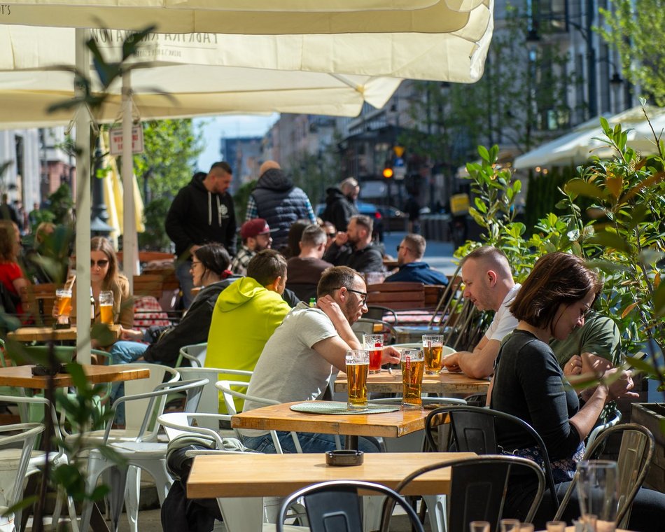 Łódź. Tłumy łodzian w ogródkach na Piotrkowskiej. Tam już czuć majówkę! [ZDJĘCIA]