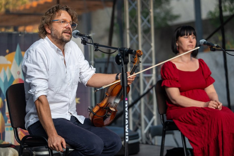 Łódź. Sobotnie Brzmienia na Piotrkowskiej w Łodzi. Klimatyczny początek wieczoru w Pasażu Róży