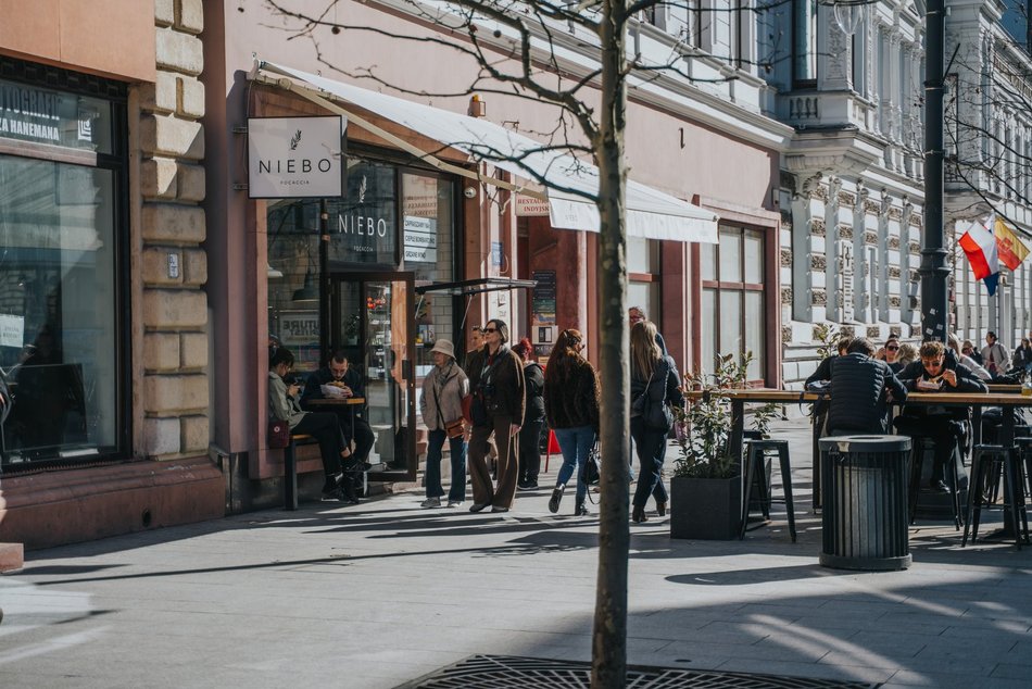 Łódź. Łódź nie tęskni za zimą! Tłumy Łodzian spacerowały po Piotrkowskiej i Parku Staromiejskim