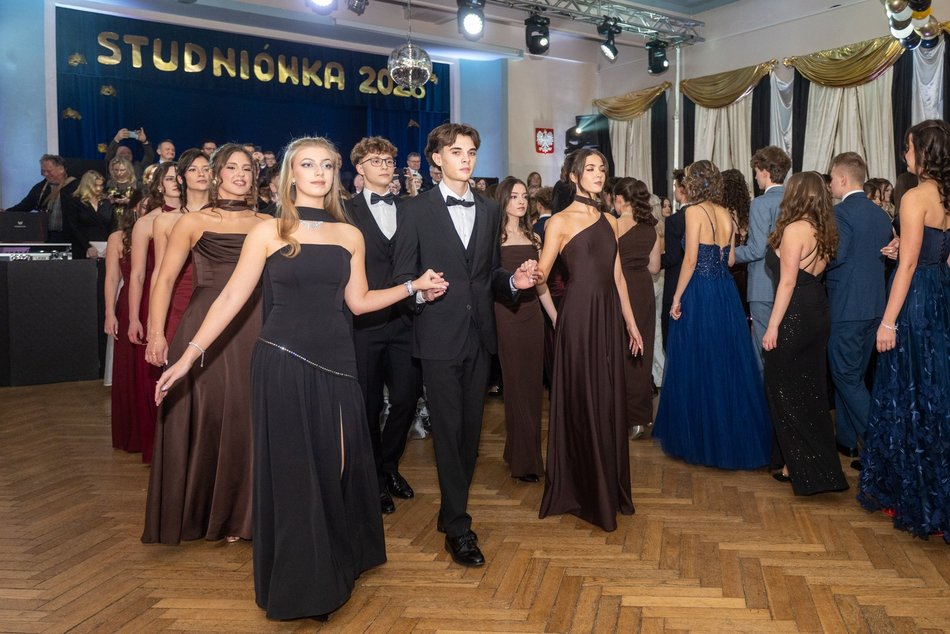 Łódź. Studniówka XXVI LO w Łodzi. Ależ oni zatańczyli... i jak pięknie wyglądali!