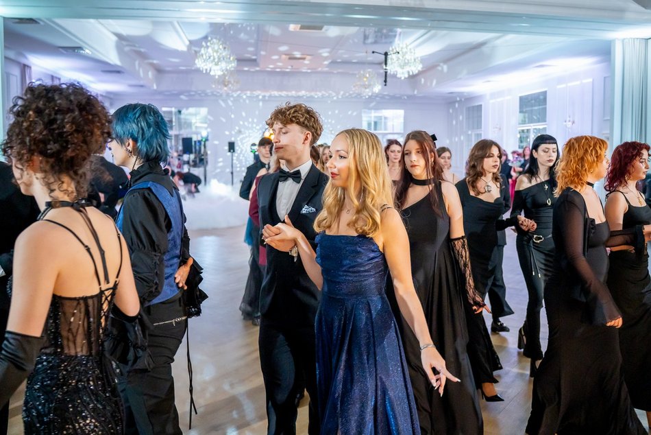 Łódź. Studniówka IV LO w Łodzi. Kreacje, które zapierały dech i radość na twarzach młodzieży