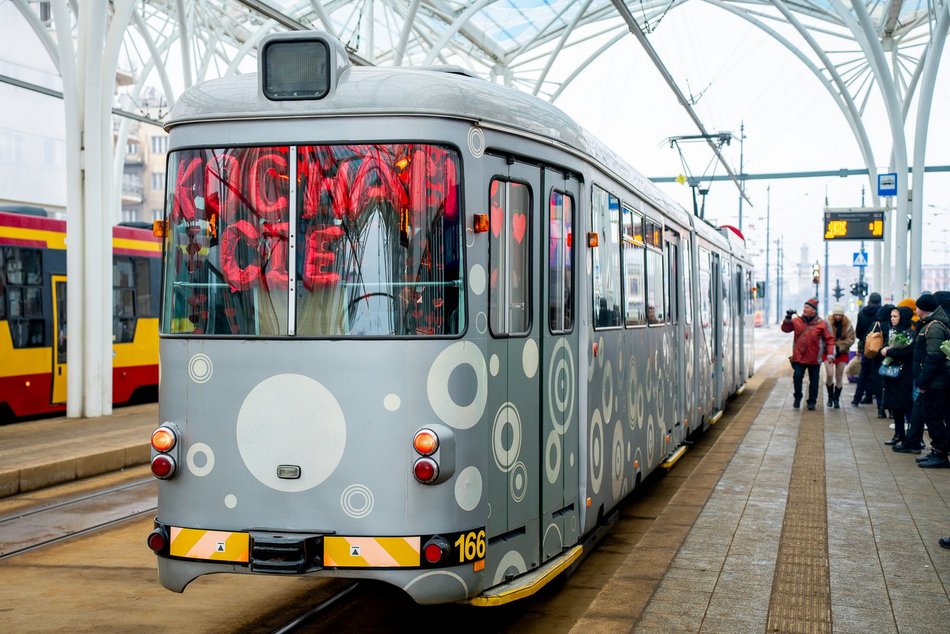Łódź. Darmowy walentynkowy tramwaj MPK Łódź na ulicach miasta! Jak tu można go nie kochać?