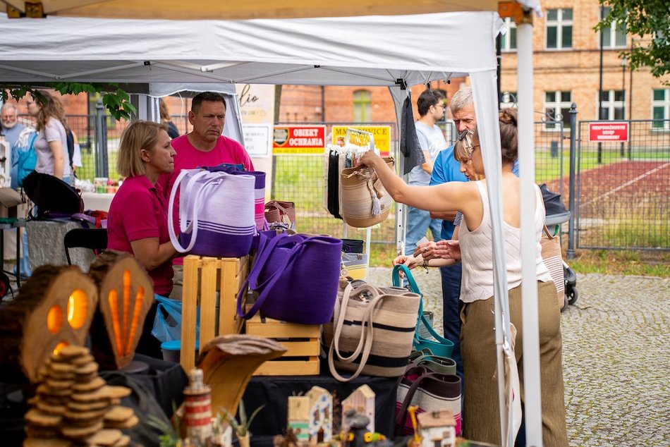 Łódź. Lipcowy targ staroci na Księżym Młynie. Miłośnicy rzeczy z duszą nie zawiedli
