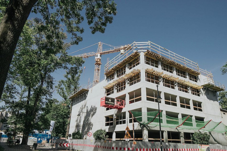 Łódź. Budowa parkingów wielopoziomowych w Łodzi. Powstają kolejne piętra. Kiedy koniec prac?