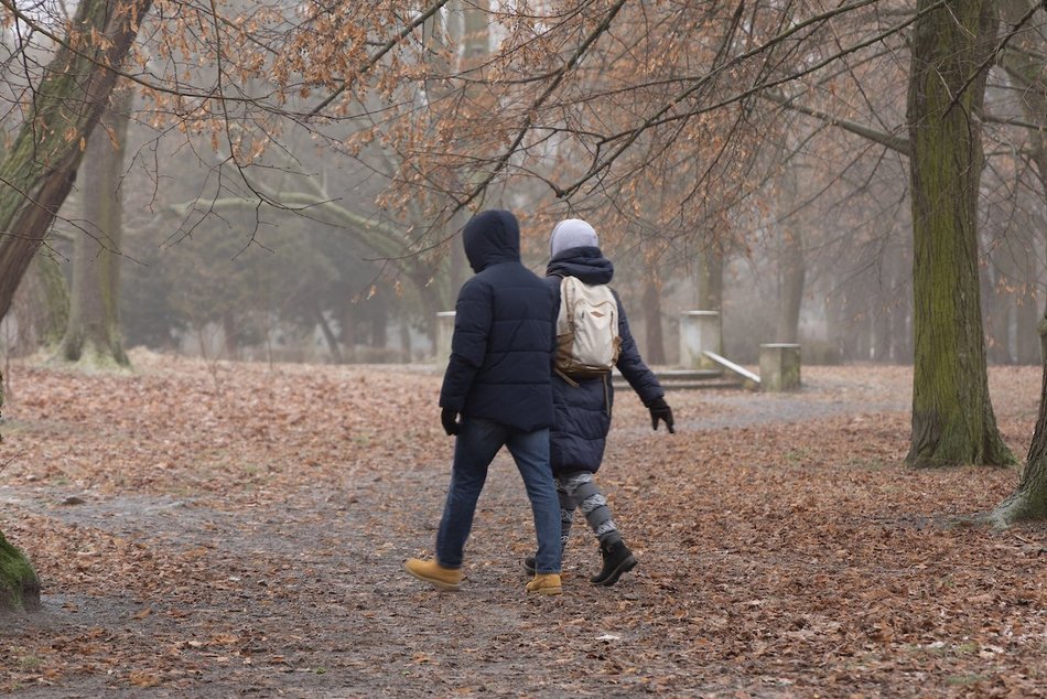 Łódź. Spacerowicze w parku Poniatowskiego
