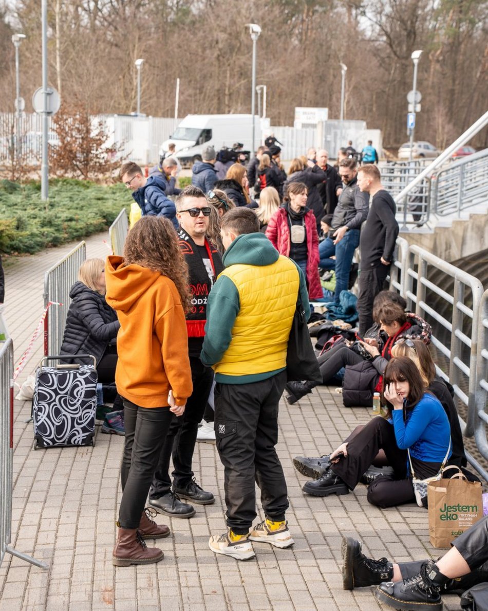 Fani Depeche Mode czekają na koncert przez Atlas Areną w Łodzi