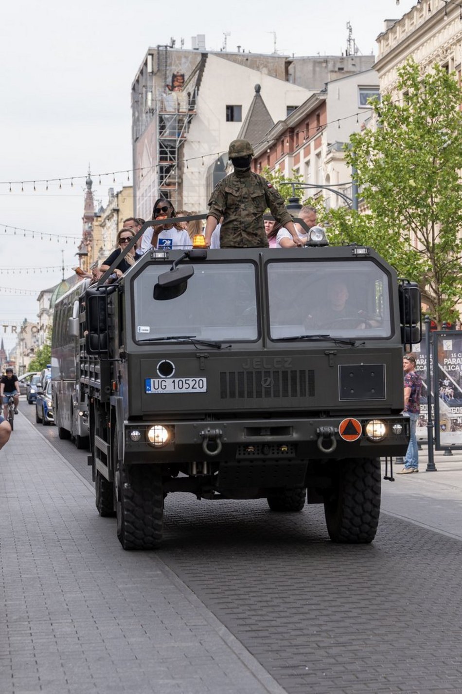Parada na Piotrkowskiej przed meczem Marcina Gortata z NATO