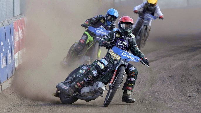 Żużlowcy podczas wyścigu