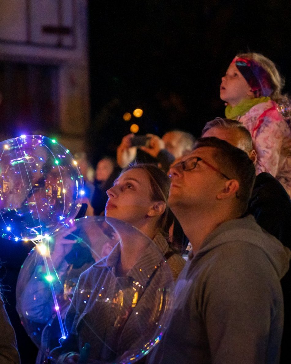 ludzie na festiwalu światła w Łodzi