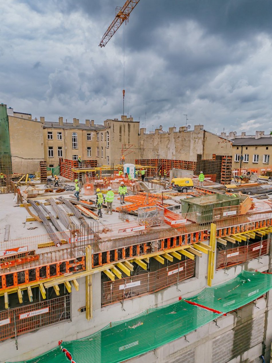 Łódź. Budowa parkingów wielopoziomowych w Łodzi. Zobacz, jak powstają kolejne piętra!