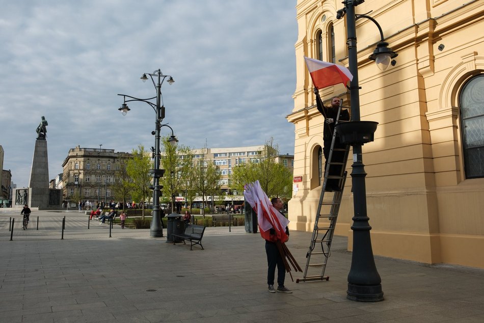 Łódź. Piotrkowska w biało-czerwonych barwach. Łódź gotowa na majówkę!