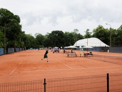 Łódź. Budowa nowoczesnego kortu tenisowego w Łodzi. Tybuny i podwieszany taras w Parku Poniatowskiego