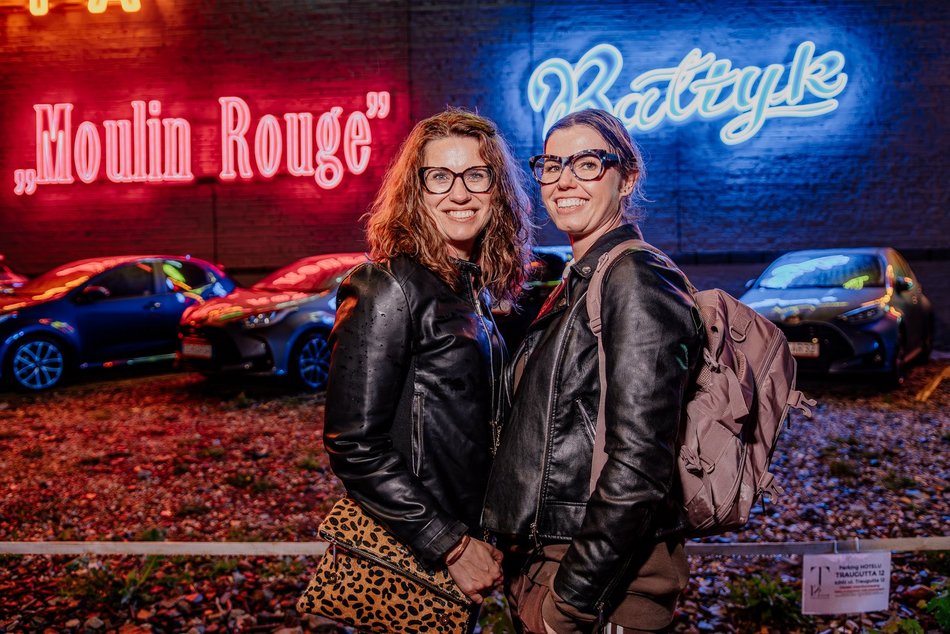 Łódź. Neony kultowych kin w Łodzi odpalone! Łódzka Galeria Neonów wygląda olśniewająco!