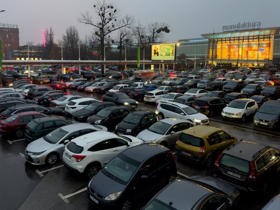 Łódź. Parking w Manufakturze