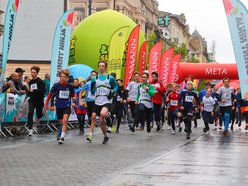 Mini Bieg Ulicą Piotrkowską w Łodzi w deszczu. To nie zepsuło jednak imprezy