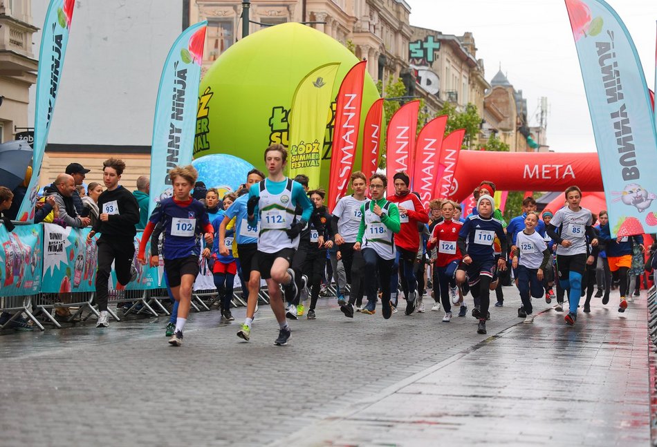 Mini Bieg Ulicą Piotrkowską w Łodzi w deszczu. To nie zepsuło jednak imprezy