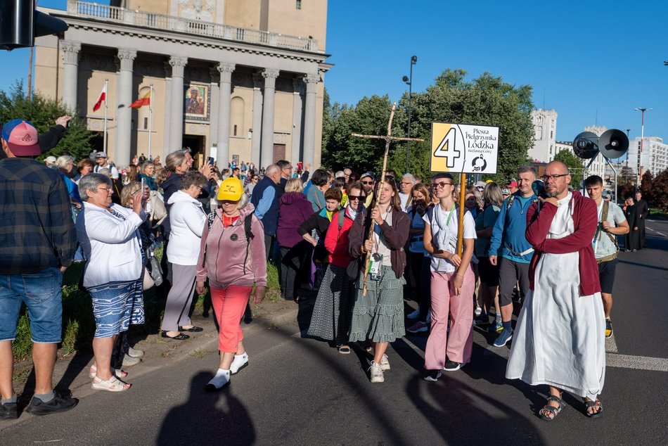 Łódź. Ruszyła 100. Piesza Pielgrzymka Łódzka na Jasną Górę. Maszeruje ponad 200 pątników!