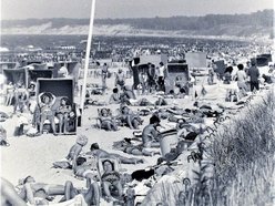 Łódź. Plaża w Ustce na zdjęciu z lat 70. XX w.