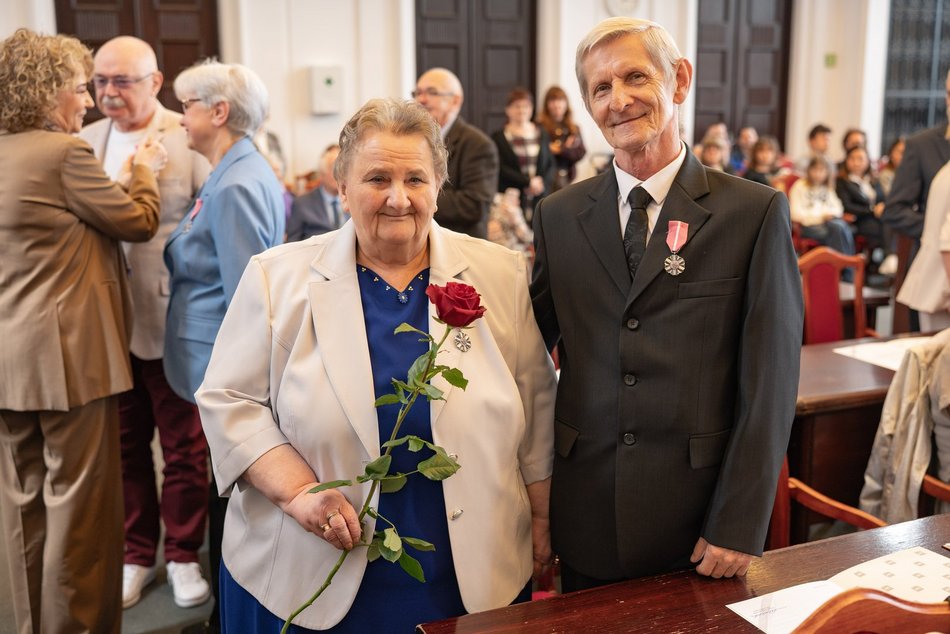 Łódź. Medale za długoletnie pożycie małżeńskie. Rekordziści świętują 63-lecie!