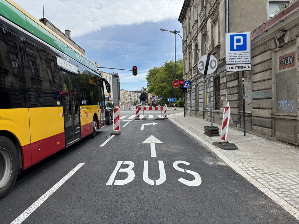 Łódź. Koniec remontu Skłodowskiej-Curie w Łodzi. Nowa jezdnia, chodniki, przystanki i zieleń